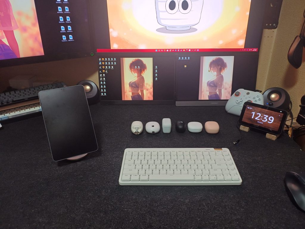 Lofree Flow Lite 84を中心に、タブレット、ワイヤレスイヤホン、モニター、スマートディスプレイなどが整然と並ぶデスク環境。